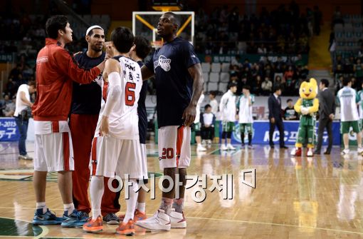 [포토]파이팅 외치는 모비스, '여기서 끝내자!'