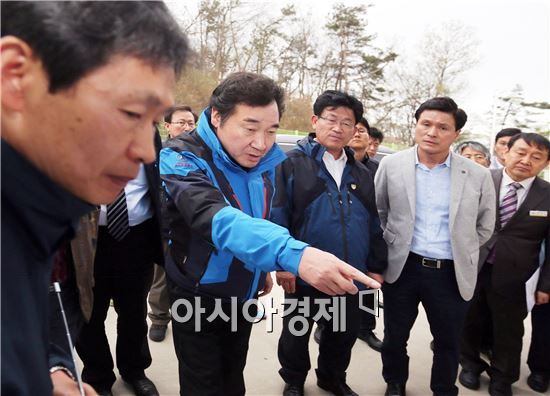 [포토]빛가람 혁신도시 수돗물 탁수 보고받는 이낙연 전남도지사