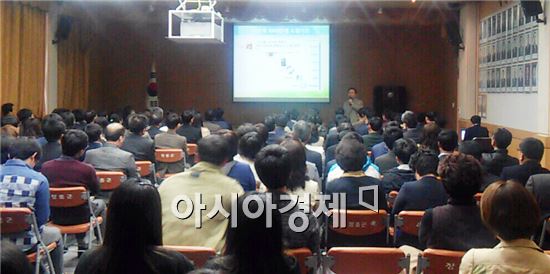 장흥군(군수 김성)은 지난 1일 관내 주민 80여명을 대상으로 SNS(소셜네트워크서비스)를 활용한 마케팅 교육을 실시했다.