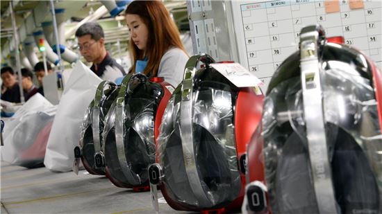 경남 창원시 소재 LG전자 창원 공장에서 직원들이 프리미엄 무선청소기 '코드제로 싸이킹'의 품질을 검사하고 있다 (사진제공 : LG전자)