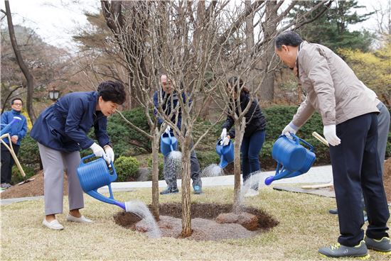 朴, 靑경내에 무궁화 식수…"어려운 때일수록 마음 합해야"