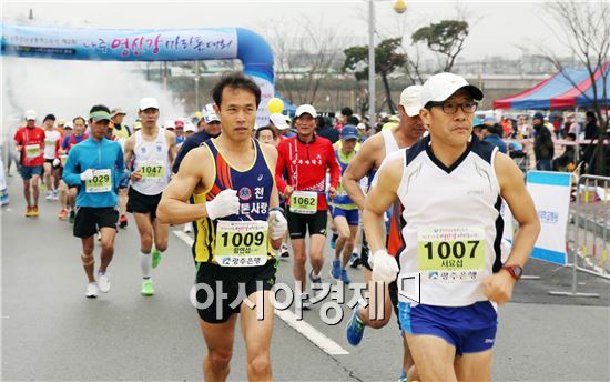 광주ㆍ전남공동혁신도시 준공을 기념하고 입주기관관 지역민의 화합을 도모하기 위한 ‘제2회 나주 영산강마라톤대회’가 5일 오전 나주종합스포츠파크에서 열린 가운데 마라톤 동호인들이 출발신호와 함께 함차게 출발하고 있다. 사진제공=전남도