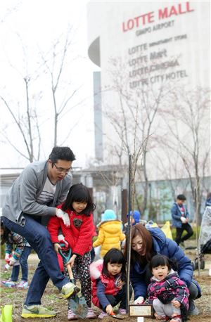 [포토]“롯데몰 김포공항에서 가족들과 나무 심어요”