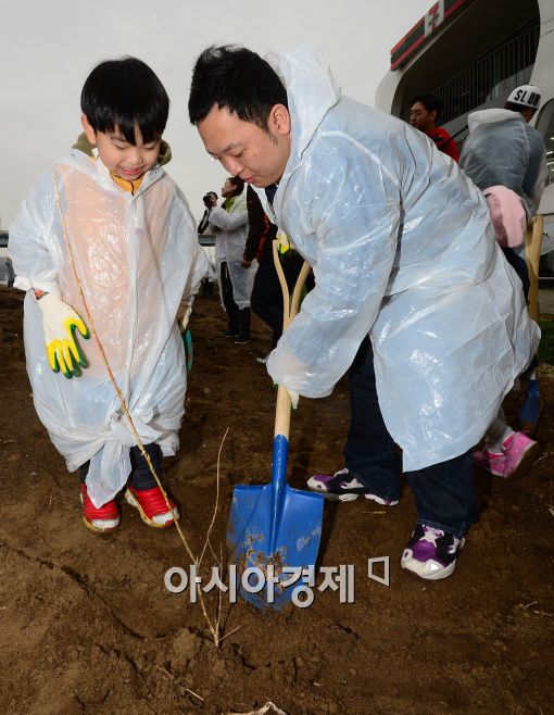 [포토]아빠랑 나무 심어요 