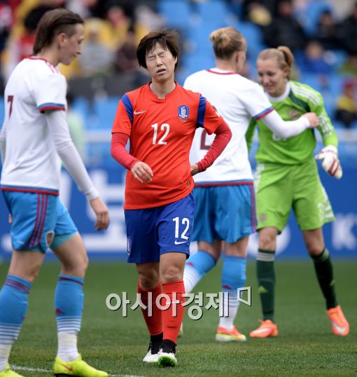 [포토]유영아, '골키퍼와 1대1 찬스를 놓치다니..'