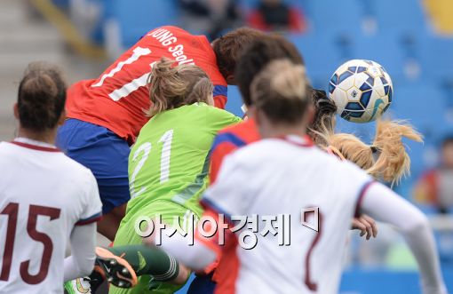 [포토]정설빈, '헤딩슛 방향이 아쉬워'