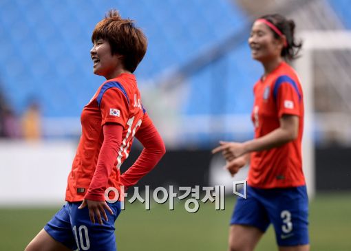 여자 축구대표팀 공격수 지소연(왼쪽)[사진=김현민 기자]