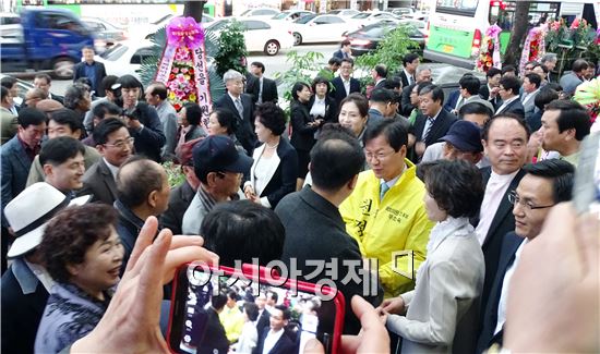 천정배 광주 서구을 보궐선거 예비후보의 선거사무소 개소식이 지난 4일 수많은 지지자들이 참석한 가운데 성료했다. 
