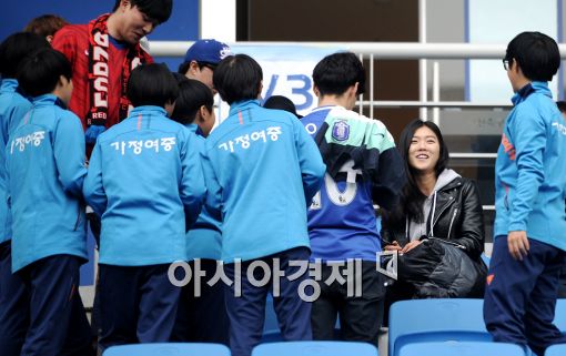 [포토]축구 꿈나무에 둘러싸인 심서연, '언니는 나의 우상'