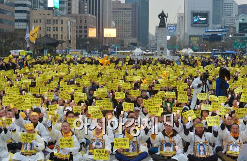 지난 5일 서울 광화문광장에서 열린 세월호 진상규명 촉구 문화제에서 4.16 가족협의회, 세월호 참사 국민대책회를 비롯한 시민들이 세월호 인양을 촉구하는 구호를 외치고 있다.