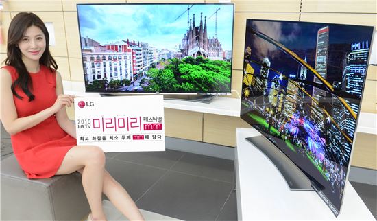 LG전자가 6일부터 이달 말까지 프리미엄 TV를 실속 있게 구매할 수 있는 ‘미리미리(mm) 페스티벌’을 진행한다. 행사를 통해 고객들이 LG TV의 얇고 세련된 디자인을 직접 체험할 수 있게 한다는 계획이다. 모델이 55형 '울트라 올레드TV(55EG9600)'(우측)와 '슈퍼 울트라HD TV(55UF9500)'(좌측)를 소개하고 있다.