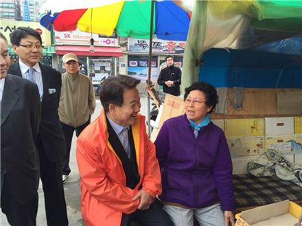 서울 관악 을 보궐선거에 출마한 정동영 후보가 지역 주민과 대화를 나누고 있다. 