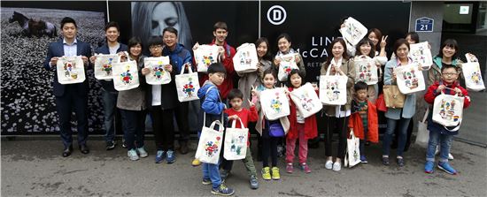 지난 5일 식목일을 맞아 대림산업 직원 및 가족들이 직접 그림을 그려 넣은 에코백을 들고 기념사진 촬영을 하고 있다.