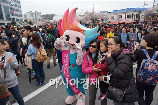 광주U대회 조직위, 진해 군항제서 홍보활동 