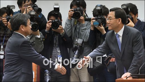 [포토]악수하는 주호영·강기정