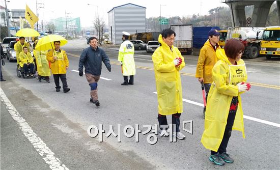 천정배 예비후보, 삼보일배 하며 세월호 가족들과 동행