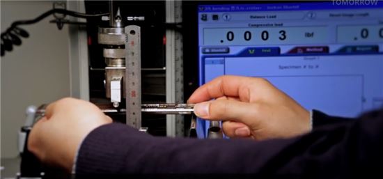 삼성전자가 자체적으로 실시한 '갤럭시S6 휨 테스트' 영상 캡처