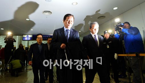 [포토]'긴장 속 출경하는 개성공단기협 회장단'
