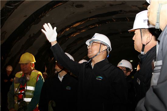 [포토]소사~원시 복선전철 현장 찾은 유일호 국토부 장관