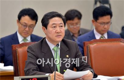 [포토]질의에 답하는 유기준 해양수산부 장관