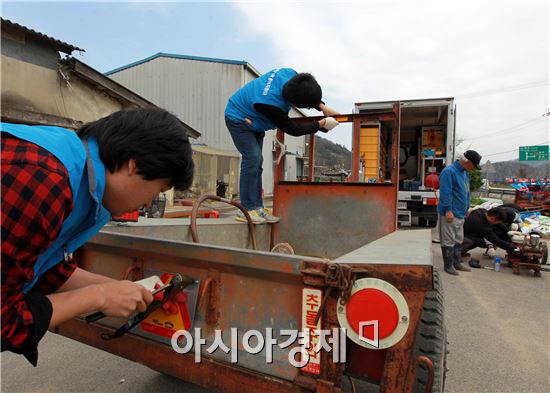 함평군농업기술센터(소장 임광섭)는 7일 함평읍 노송마을과 대동면 옥동마을에서 농촌지원 교통안정 지원사업을 펼쳤다.
