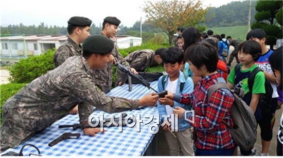 전라남도교육청(교육감 장만채)은 군 장병의 교육 기부를 통해 다양하고 즐거운 방과후학교 프로그램을 운영해 학생들에게 좋은 반응을 얻고 있다.
