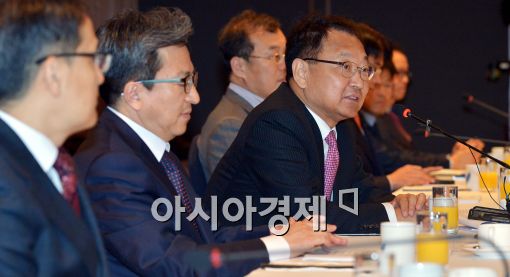 [포토]모두발언하는 유일호 국토교통부 장관