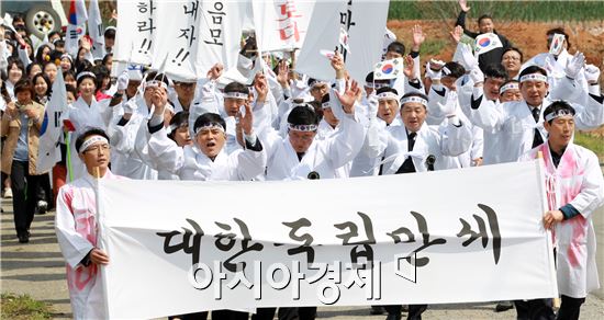 함평군(군수 안병호)과 해보면청년회(회장 이준행)가 해보면 3.1운동 만세기념공원과 문장장터 일대에서 4.8만세운동 추모식과 재연행사를 거행했다. 사진제공=함평군
