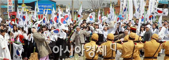 함평군(군수 안병호)과 해보면청년회(회장 이준행)가 해보면 3.1운동 만세기념공원과 문장장터 일대에서 4.8만세운동 추모식과 재연행사를 거행했다. 사진제공=함평군
