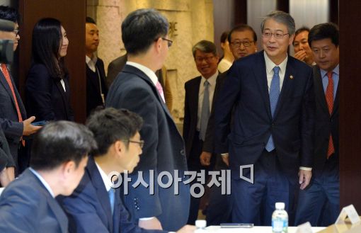 [포토]금융개혁 현장점검반 현장방문 참석한 임종룡 금융위원장