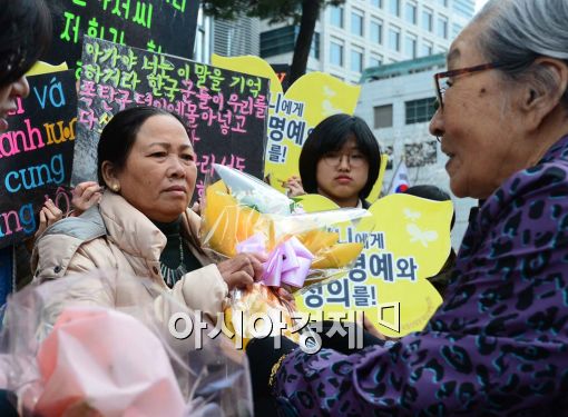 [포토]꽃다발 받는 응우엔 티 탄 씨 