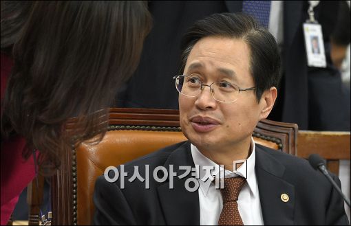 [포토]보고 받는 김용희 중앙선관위 사무총장
