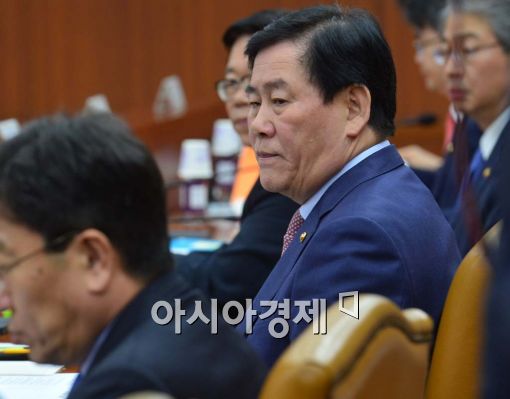 [포토]고심하는 최경환 경제부총리 