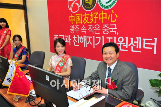 광주광역시와 호남대학교는 8일 오후 3시 50분 광주광역시 서구 상무대로 971번지 호남대학교 정보문화센터 1층 호남대 공자아카데미(이하 공자학원, 원장 이정식)에서 ‘중국과 친해지기 지원센터’(센터장 이정식) 개소식을 가졌다.   
