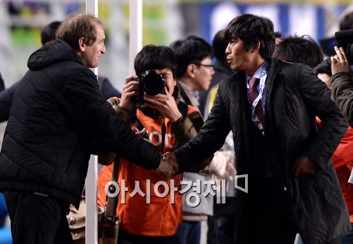[포토]경기 전 악수하는 프란스 티센-서정원 감독