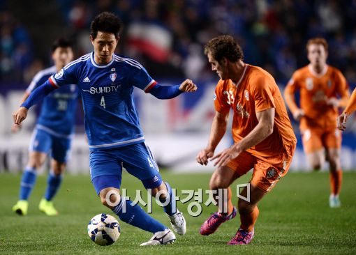 [포토]공격하는 수원 오범석