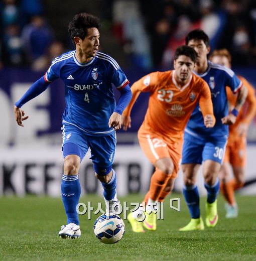 [포토]공격 가담하는 수원 오범석