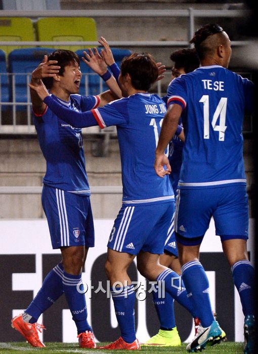 [포토]권창훈, '선제골 기쁨은 동료들과 함께'