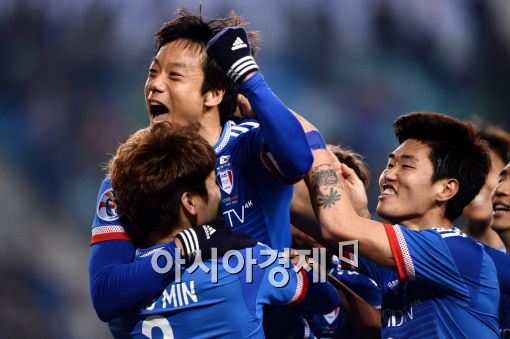 [포토]염기훈, '환상적인 왼발 프리킥 골 환호'