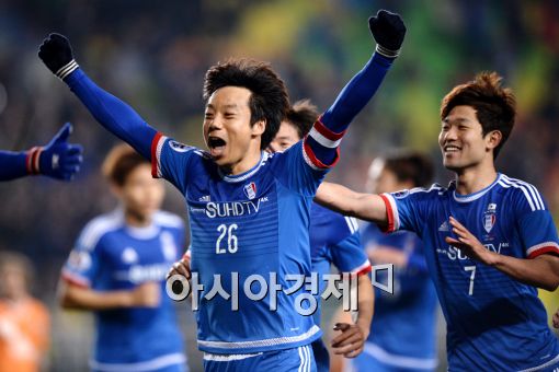 [포토]환호하는 염기훈, '쐐기골 넣었어!'