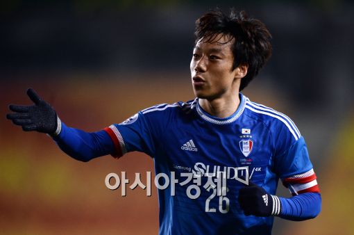 [포토]서포터즈 향해 손짓하는 수원 염기훈