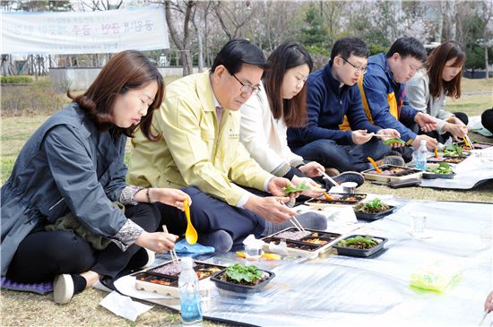 유덕열 동대문구청장, 벚꽃 아래서 직원과 도시락 소통 