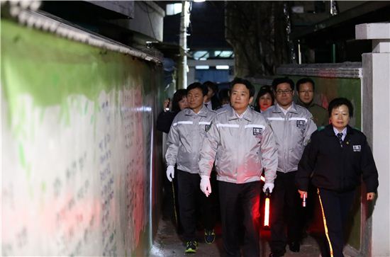 남경필 경기지사가 8일 수원 지동 일대를 순찰하고 있다. 