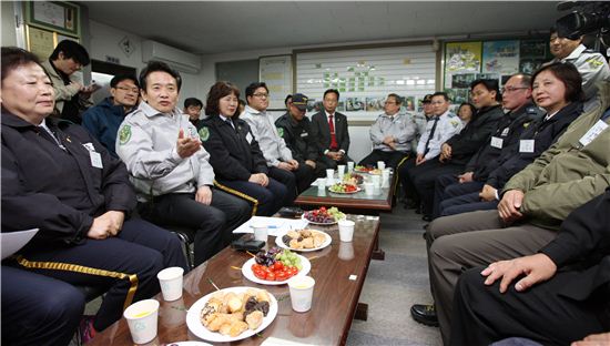 남경필 경기지사가 8일 수원 지동일대 순찰에 이어 주민들과 간담회를 갖고 있다. 