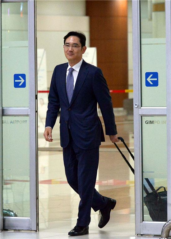이재용 삼성전자 부회장이 3월 29일 수행원 없이 혼자 김포공항 입국장을 통해 들어오고 있다. 이 부회장은 3월 24일 중국 베이징으로 출국해 현지 시장점검을 한뒤 중국 최대 국영기업 시틱(CITICㆍ중신)그룹 창쩐밍 동사장(회장)과 금융사업 협력 확대 방안을 협의했다. 중국 하이난성에서 열린 '보아오포럼'에 참석했으며 포럼에서 시진핑 국가주석과 면담을 가졌다. 