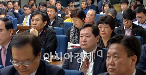 [포토]진지하게 기조연설 경청하는 참석자들
