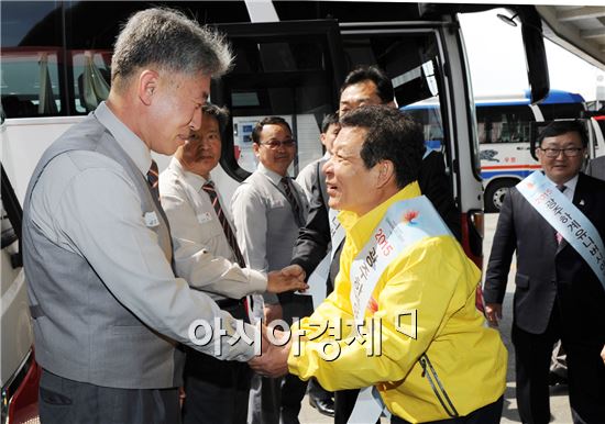 윤장현 광주광역시장은 9일 오후 광천터미널(유스퀘어)에서 열린 ‘대중교통 활용 U대회 홍보활동’에 참석해 서구 새마을협의회 지도자, 시 직원 등과 함께 고속버스, 시내버스, 택시에 U대회 홍보라벨을 부착했다. 사진제공=광주시