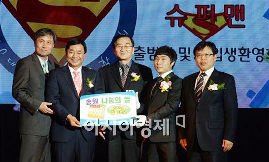 [포토]송원대학교 총학생회, 광주시 남구에 나눔의 쌀 전달