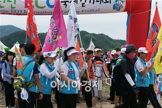 순천시는 대한민국 국가정원 제1호 지정을 앞둔 순천만정원과 순천만자연생태공원, 봉화산 둘레길의 수려한 경관을 국내외에 널리 알리기 위해 오는 25일 순천만정원 잔디마당에서 ‘제5회 순천만 ECO 국제걷기대회’를 개최한다.
