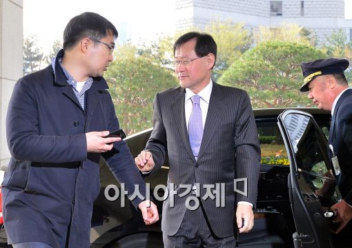 [포토]출근하는 김진태 검찰총장, 취재진들의 질의에 미소만